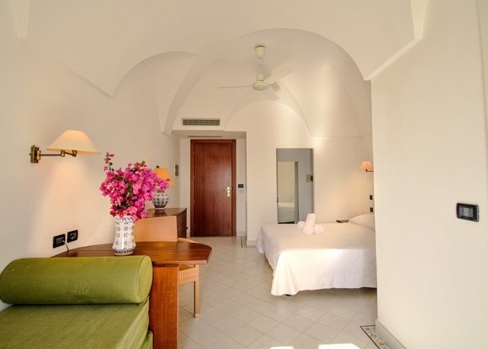 Pacchetto Hotel Mursia + Volo + Nolo